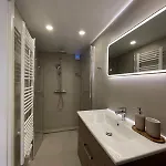 아파트 Five - Premium With King Size Bed, Kitchen, Ac, Close To Air Base