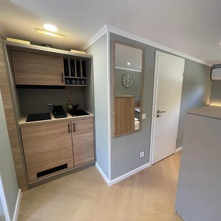 아파트 Five - Premium With King Size Bed, Kitchen, Ac, Close To Air Base