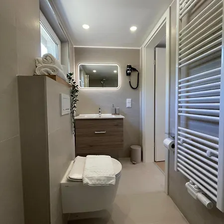 아파트 Five - Premium With King Size Bed, Kitchen, Ac, Close To Air Base 람스타인-미젠바흐