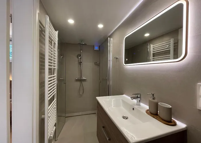 아파트 Five - Premium With King Size Bed, Kitchen, Ac, Close To Air Base