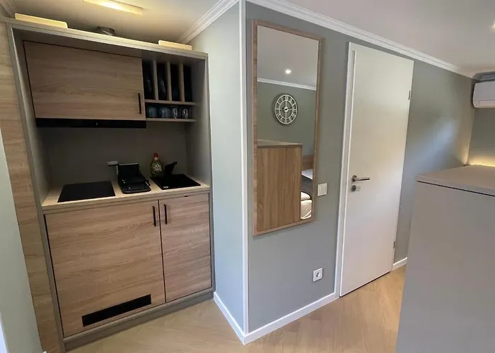 Appartamento Five - Premium With King Size Bed, Kitchen, Ac, Close To Air Base