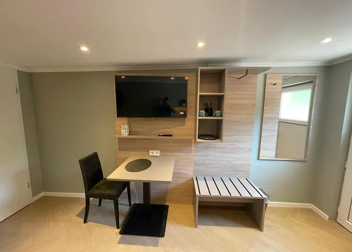 Five - Premium With King Size Bed, Kitchen, Ac, Close To Air Base *